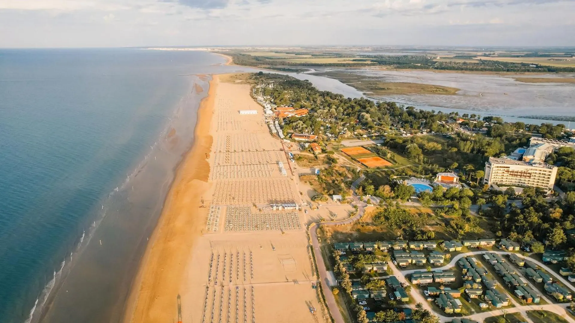Two-Bedroom Villa In A Quiet Area Next To The Sea Bibione Apartment